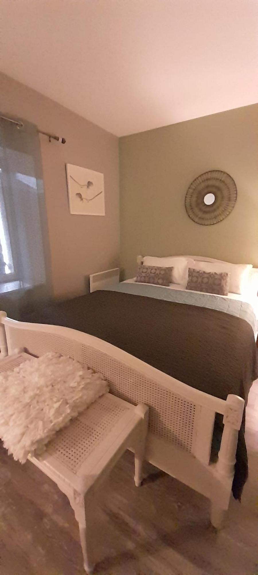 Le Mas De La Chadeniere Villeneuve-de-Berg Room photo